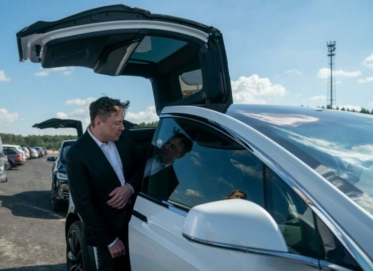  Акциите на Тесла се сринаха със загуба от 100 млрд. долара от пазарната си капитализация