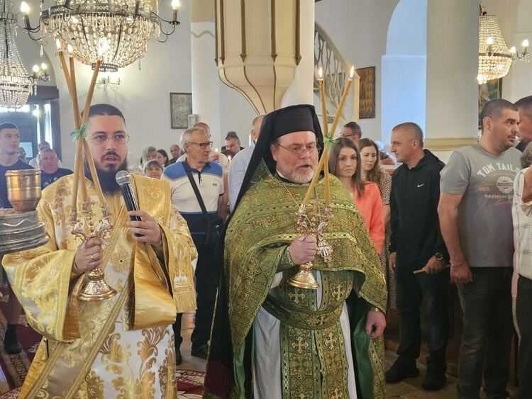 Митрополит Арсений отслужи Петдесетница в манастира „Света Троица“ край Устрем
