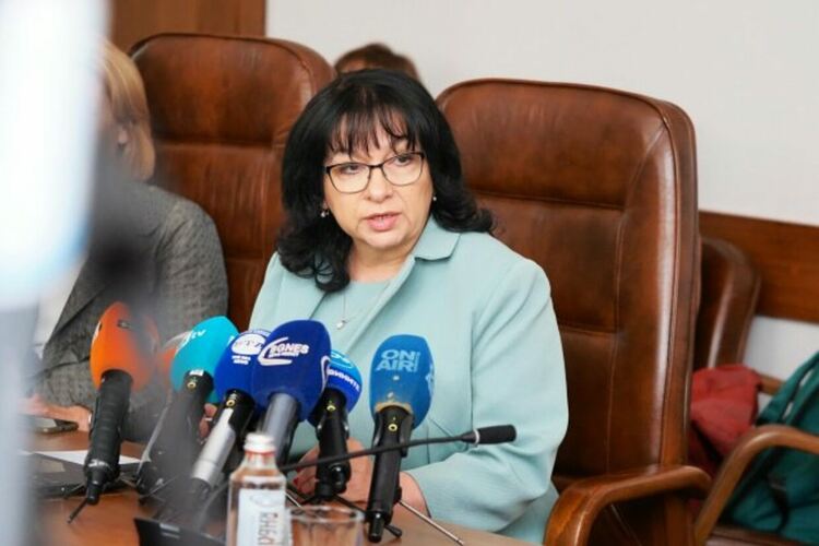 Министър Петкова не казва колко е бюджетният дефицит в края на май