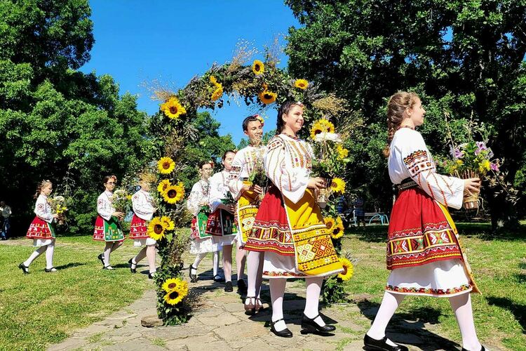Идва Еньовден! Венец от билки, конна езда и състезание по плуване в Хасково