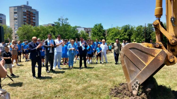 Започна изграждането на тренировъчен футболен терен в парк „Простор”