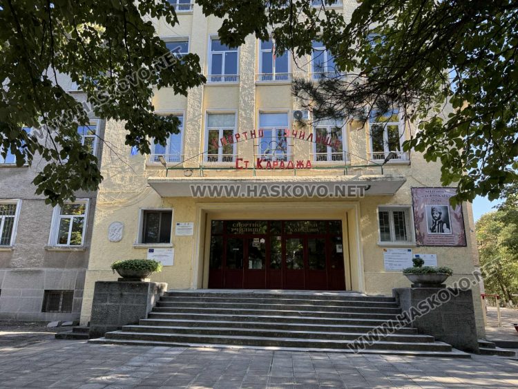 Деветокласник стреля с пистолет през прозореца на хасковско училище