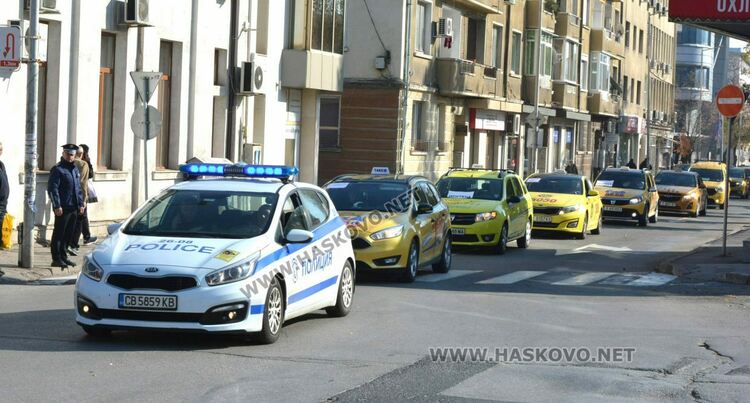 Пътничка задигна мобилния телефон на таксиметров шофьор