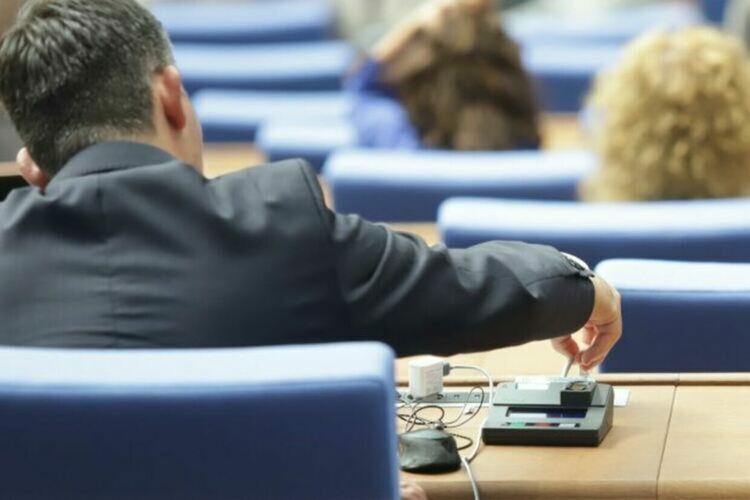 Депутатите ще гласуват днес петия вот на недоверие към кабинета "Желязков" 