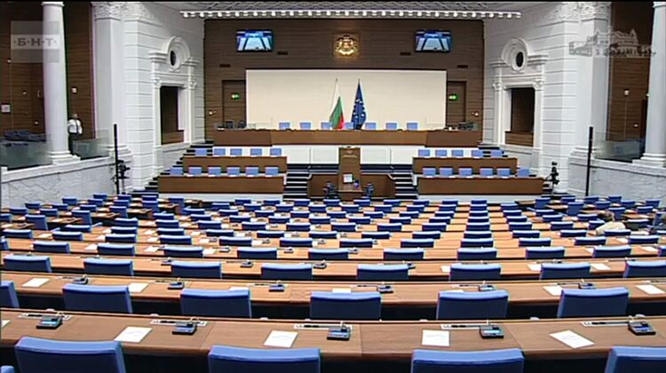 НС на пауза: Премиерът отсъства, депутатите чакат нови закони и нови коли