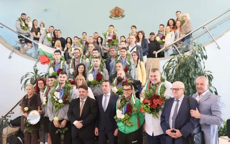 Долу ръцете от волейболистите!