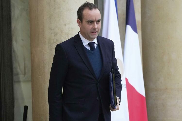Франция замразява временно пенсионната реформа в опит да преодолее политическата криза