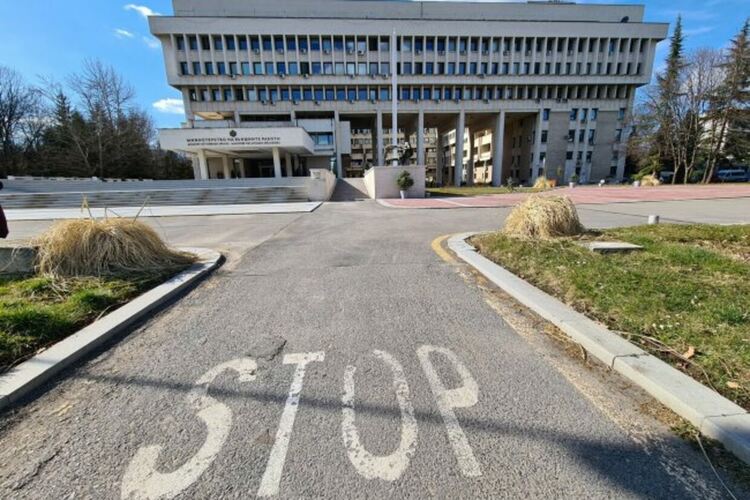 МВнР е впрегнало всички ресурси, но без успех да спре антибългарската кампания на Скопие