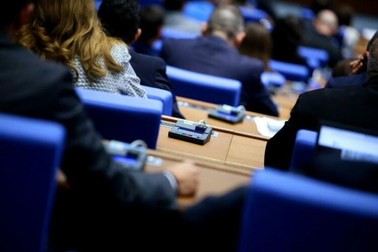 Извънредно заседание на парламента за заплатите на младите лекари