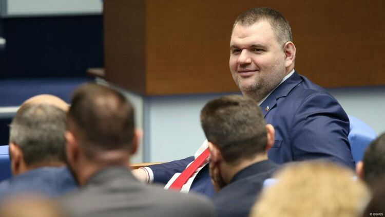 Жабите в тенджерата на Пеевски: как бавно се сваряват