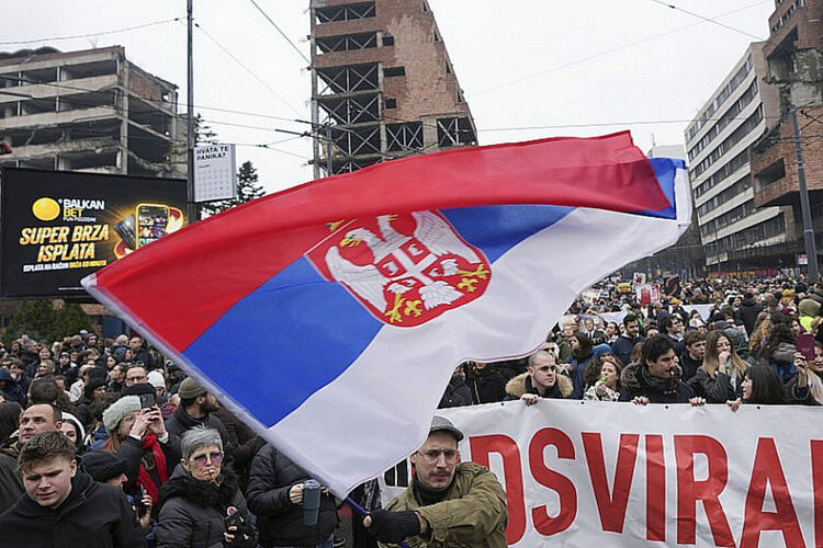Сърбия отива на предсрочни избори след година протести