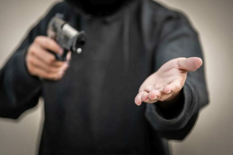 Въоръжени апаши ограбиха мъж в Перник