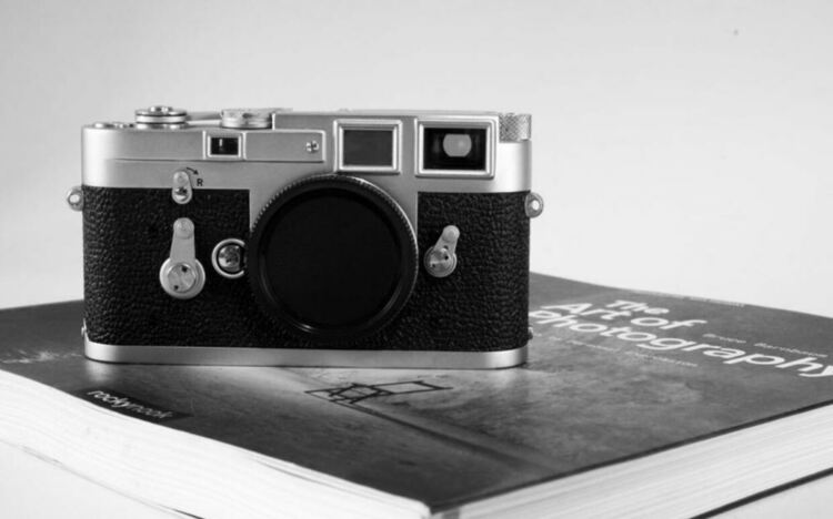 Фотоапарат на папа Франциск предизвика фурор: Продадоха го за 6,5 млн. евро