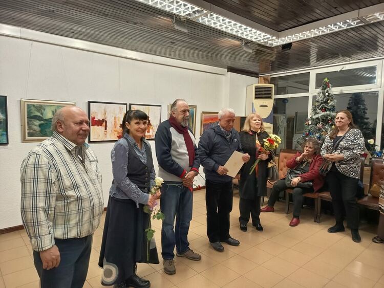 Традиционната Коледно-новогодишна изложба на смолянски художници бе открита в КДК 