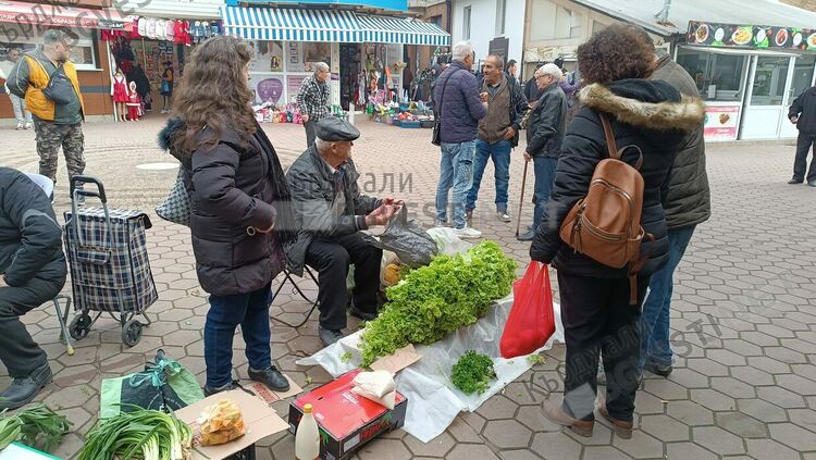   Производител от Железник продаде марулите си за минути на Пазара,“уби“ прекупвачите  предлагайки ги на безценица