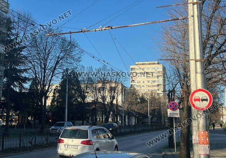 Поддържащ кабел на тролейбусната мрежа се скъса на бул. „Раковски“ 