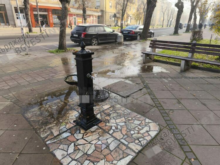 Месеци наред по булевард „България“ в Кърджали се излива вода от повредена улична чешма