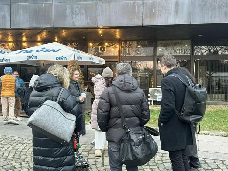 Журналисти се събраха на протестно пиене на кафе пред бТВ