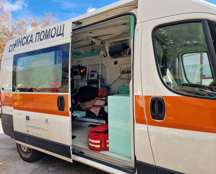 24-годишна жена е блъсната от автомобил след слизане от автобус край Требище