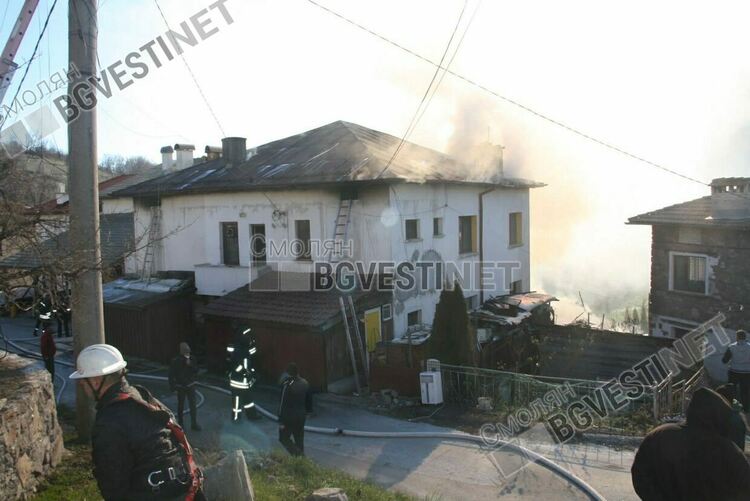 Къща и плевня горят в Смолян, 82-годишен мъж e пострадал в опит да спаси животните си 