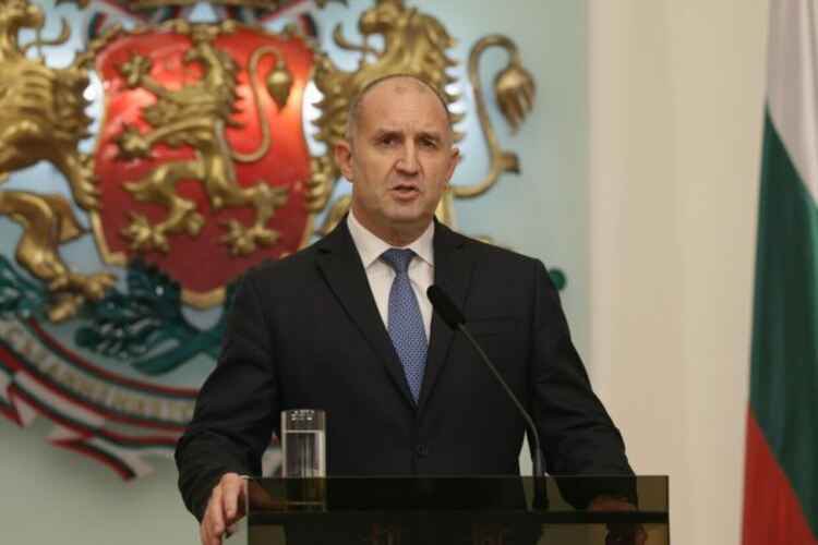 „Опонент на Борисов и Пеевски, но с близки до Кремъл позиции“. Световните медии отразиха оставката на Радев
