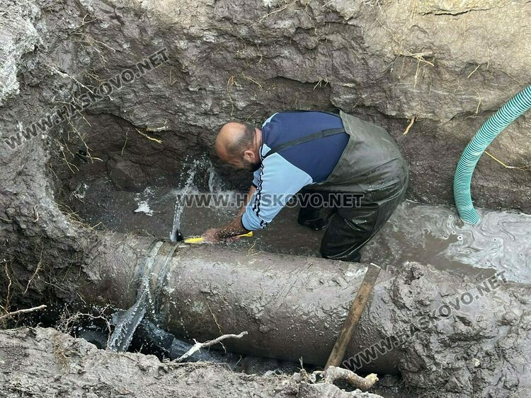 Спука се водопроводът за Конуш в коритото на реката