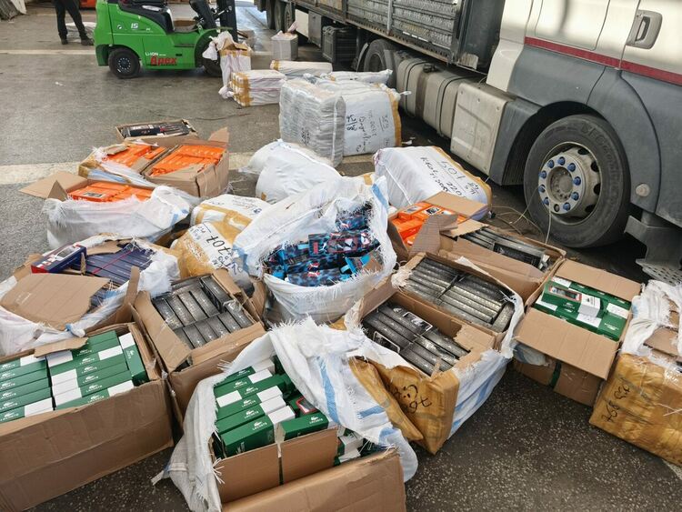 Близо 11 800 „маркови“ стоки задържаха митническите служители на МП Капитан Андреево
