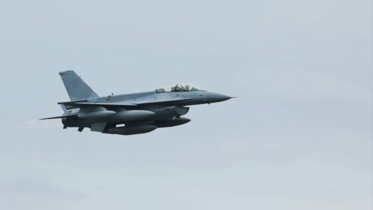 Български изтребители F-16 с тренировъчни маневри, прелетяха над София