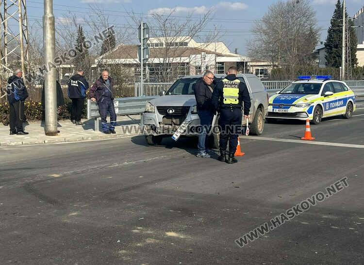Двама пострадаха при катастрофа между кола на ВиК-Хасково и „Фолксваген“ 