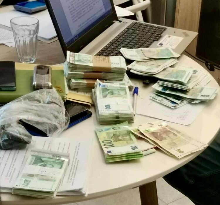 73-годишна „олекна“ с 52 000 лева и 2 000 евро след разговор с мним полицай