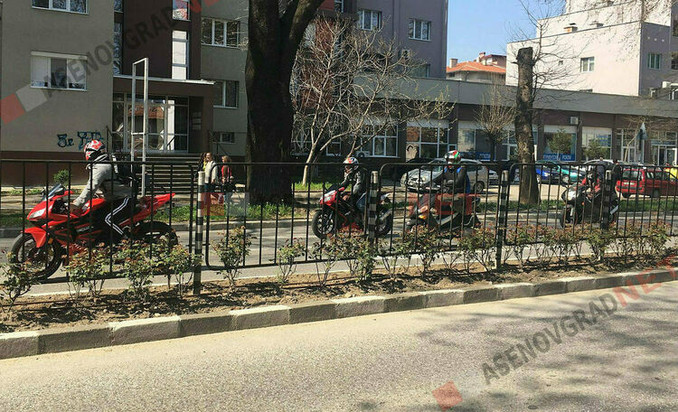 Полицията осигурява безопасността на движението на пътя заради мотошествието