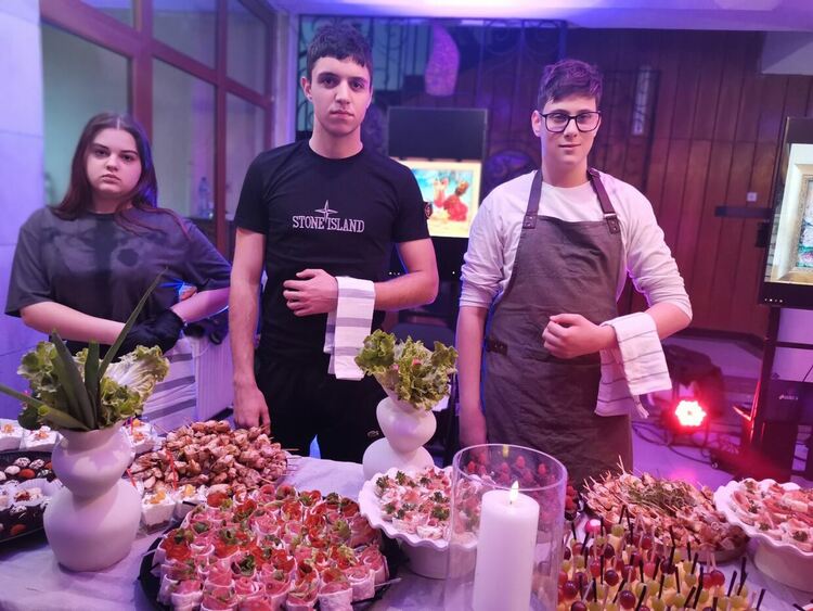 Ученици от ПГТ „Александър Паскалев“ сътвориха арт кулинарно преживяване