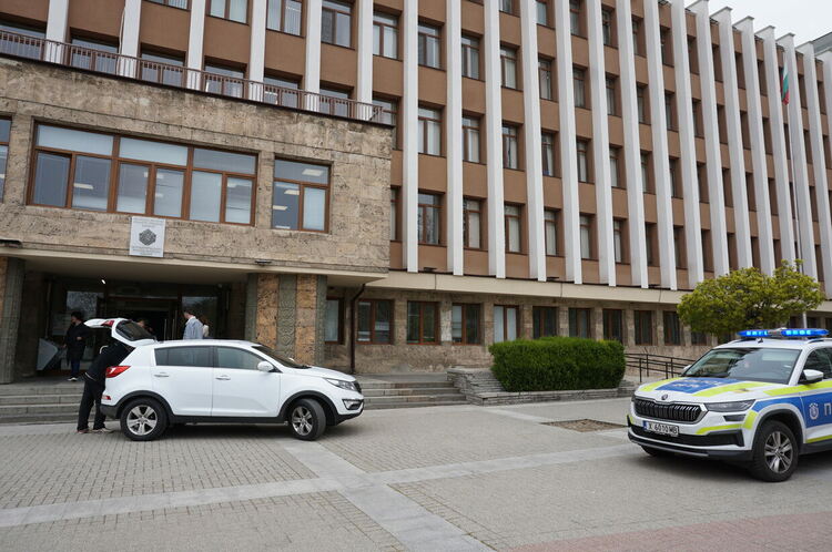 Доставиха последните 114 ролки за машинно гласуване в Хасково