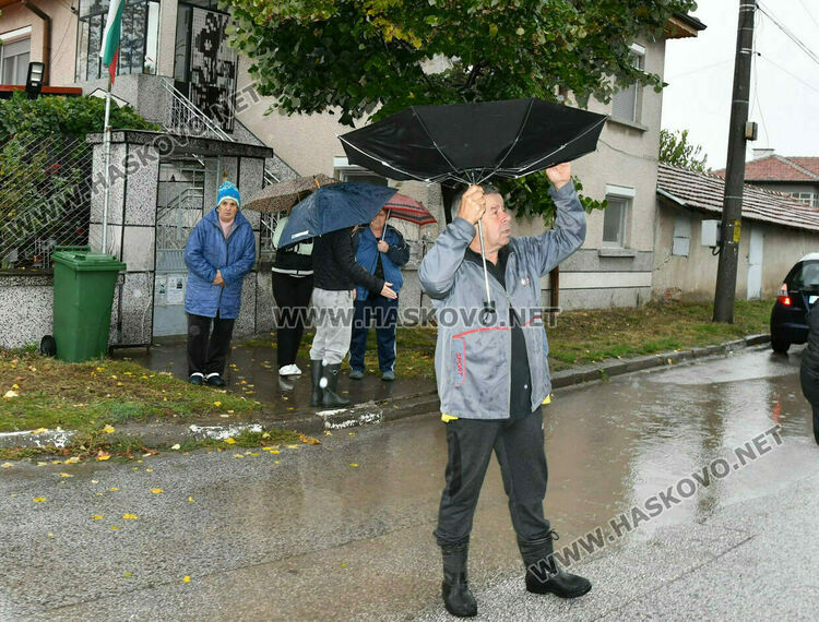 Ветровито и облачно, опасност от градушки