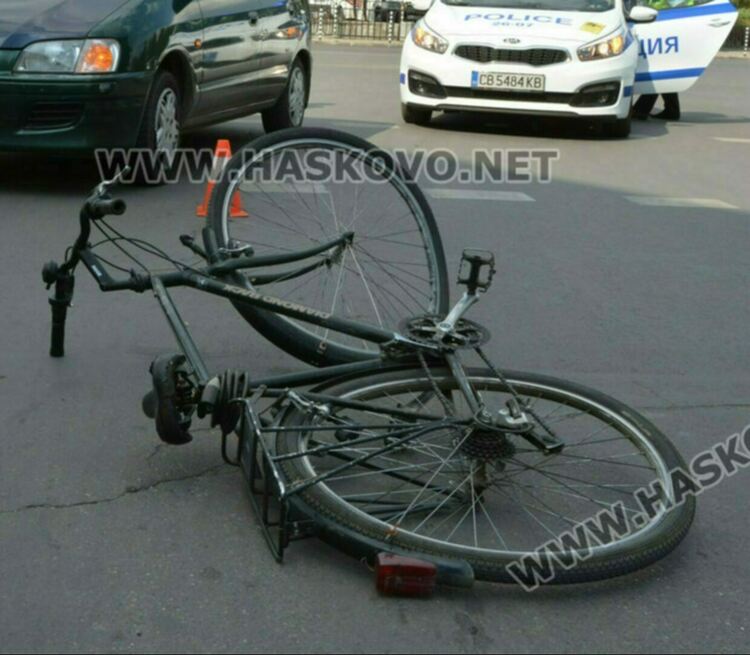 Велосипедист не спря на „Стоп“ и се заби в автомобил