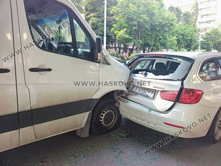 Катастрофа между микробус и автомобил се размина без пострадали