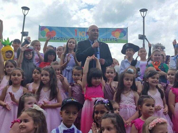Стотици деца и родители празнуваха 1 юни в Кърджали