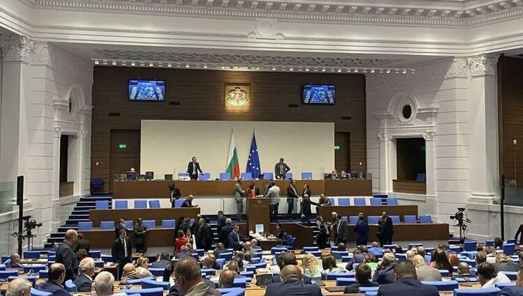 Българските депутати са рекордьори: взимат най- високите заплати в Европа