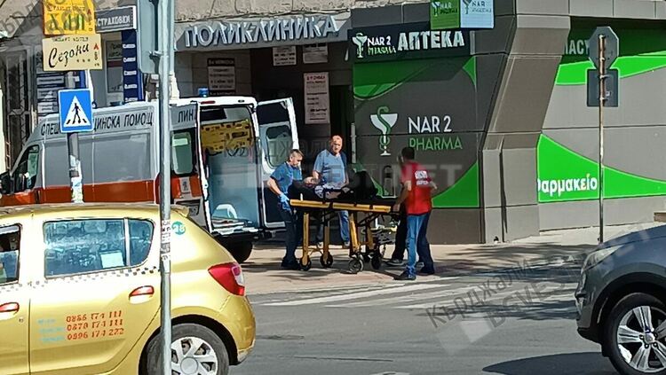 Две възрастни жени с инфаркти припаднаха в Кърджали,своевременно линейки ги транспортираха в болницата/снимки/
