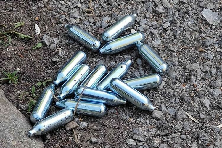 Полицаи откриха 28 бутилки райски газ в Харманли
