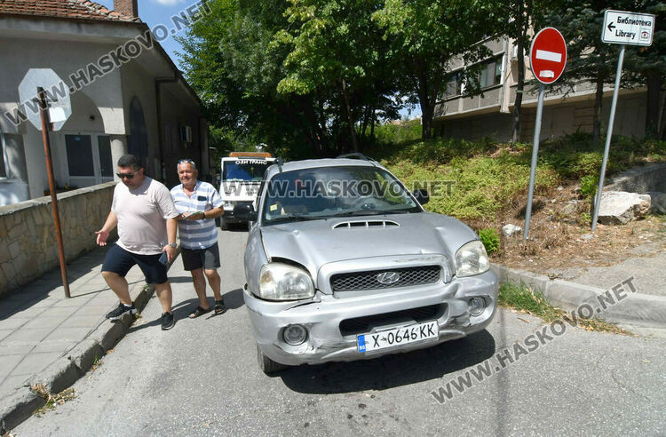 Отнето предимство огъна ламарините на два автомобила