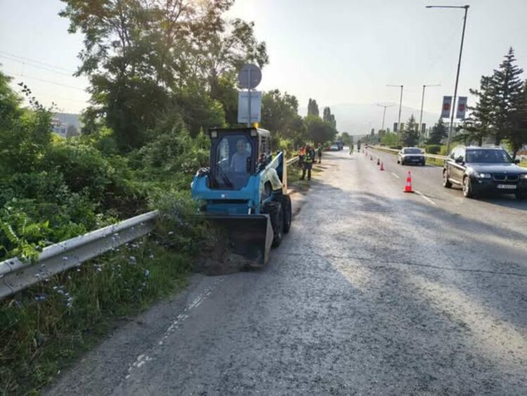 ОП "ФЛОР" продължава почистването на главен път I-6 в участъка от кв. „Бела вода“ до кв. „Църква“