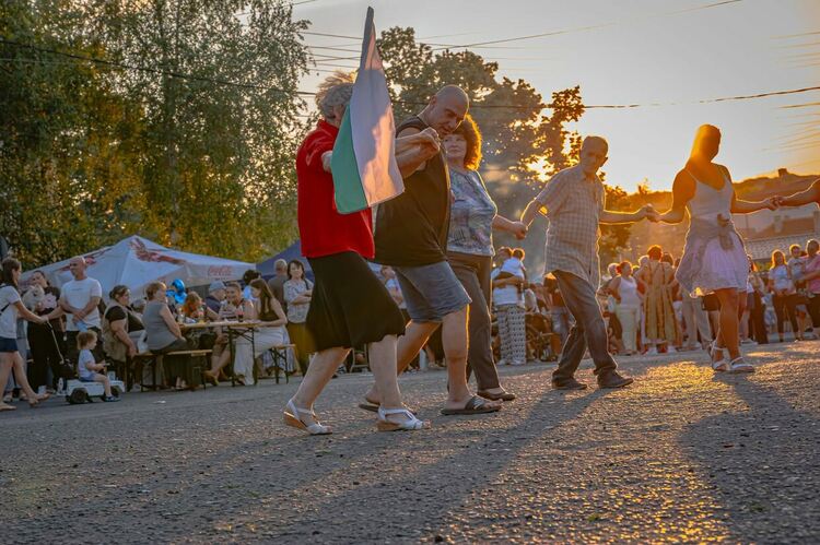 Жители и гости на Кърджали празнуваха Голяма Богородица в кв. „Гледка“