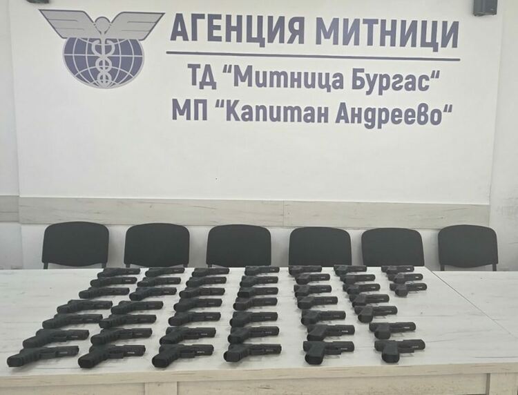 Откриха 45 бойни пистолета в камион със смокини