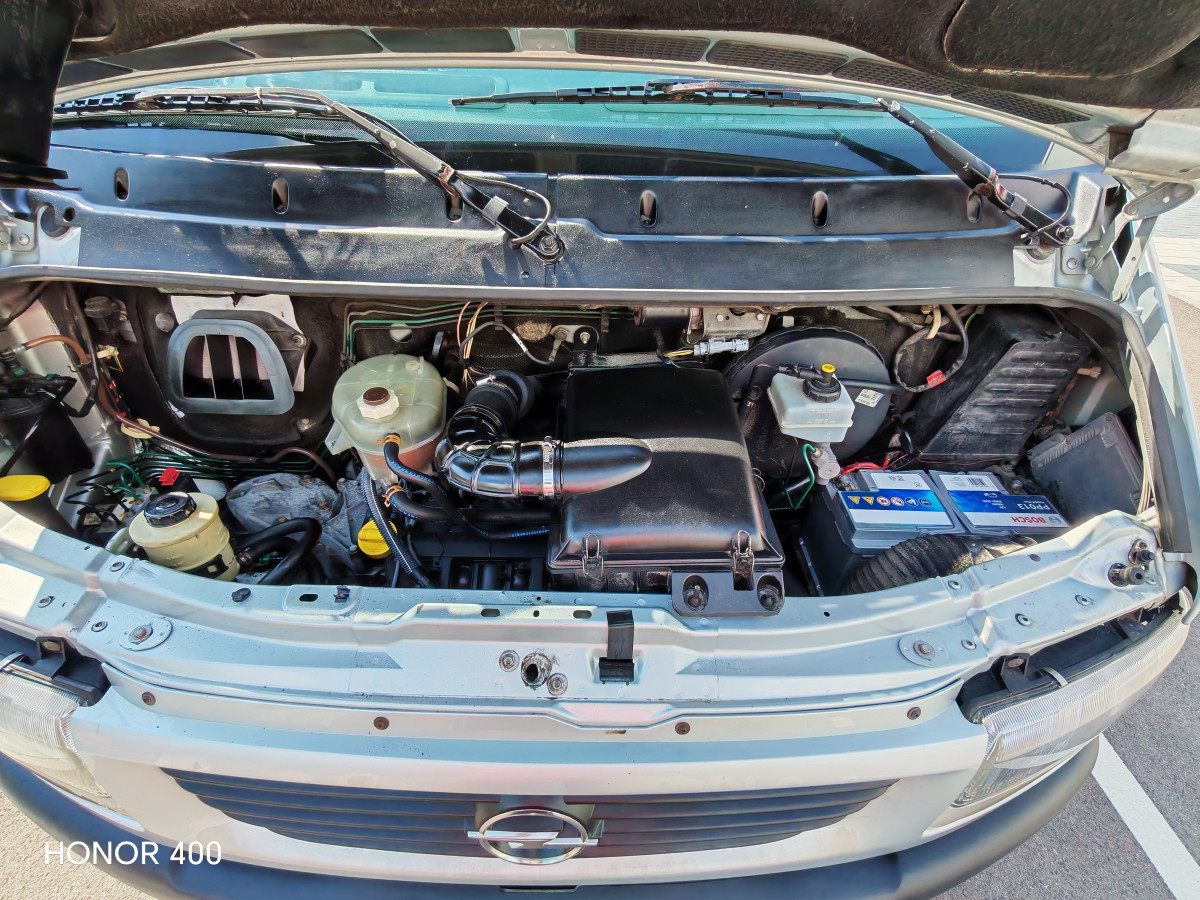 Продавам товарен микробус Опел Мовано.
