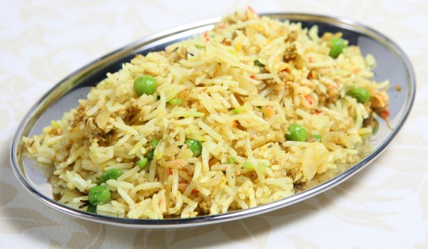 Пържен ориз с грах и лук